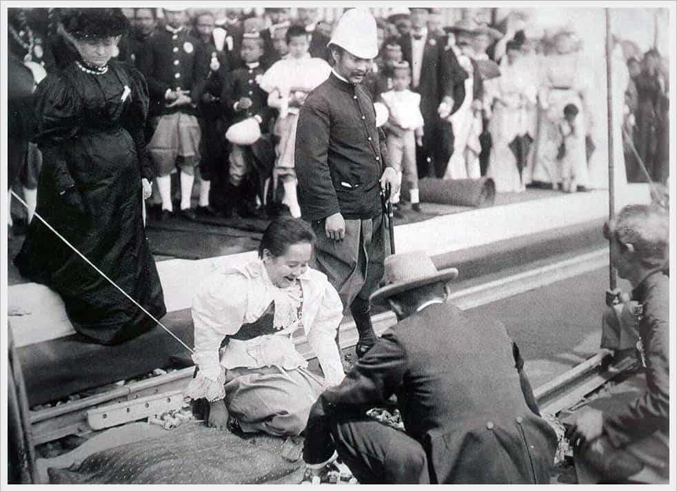 พระบาทสมเด็จพระจุลจอมเกล้าเจ้าอยู่หัวเสด็จพระราชดำเนินประกอบพระราชพิธีกระทำพระฤกษ์ เริ่มการสร้างทางรถไฟ ณ บริเวณย่านสถานีกรุงเทพ
